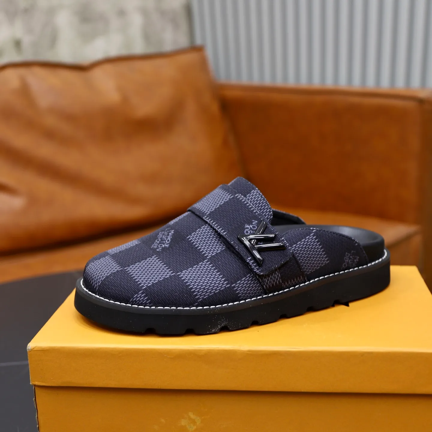 Ex-factory price 420💰 Lv. Popular men's slippers hot sale 🔥 🩴Official website one to one production 38-45 sizes 45 46 🉑️Customized!